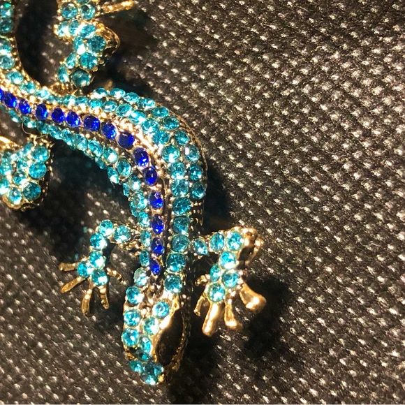 Women’s Rhinestone Lizard Brooch - Picture 2 of 6